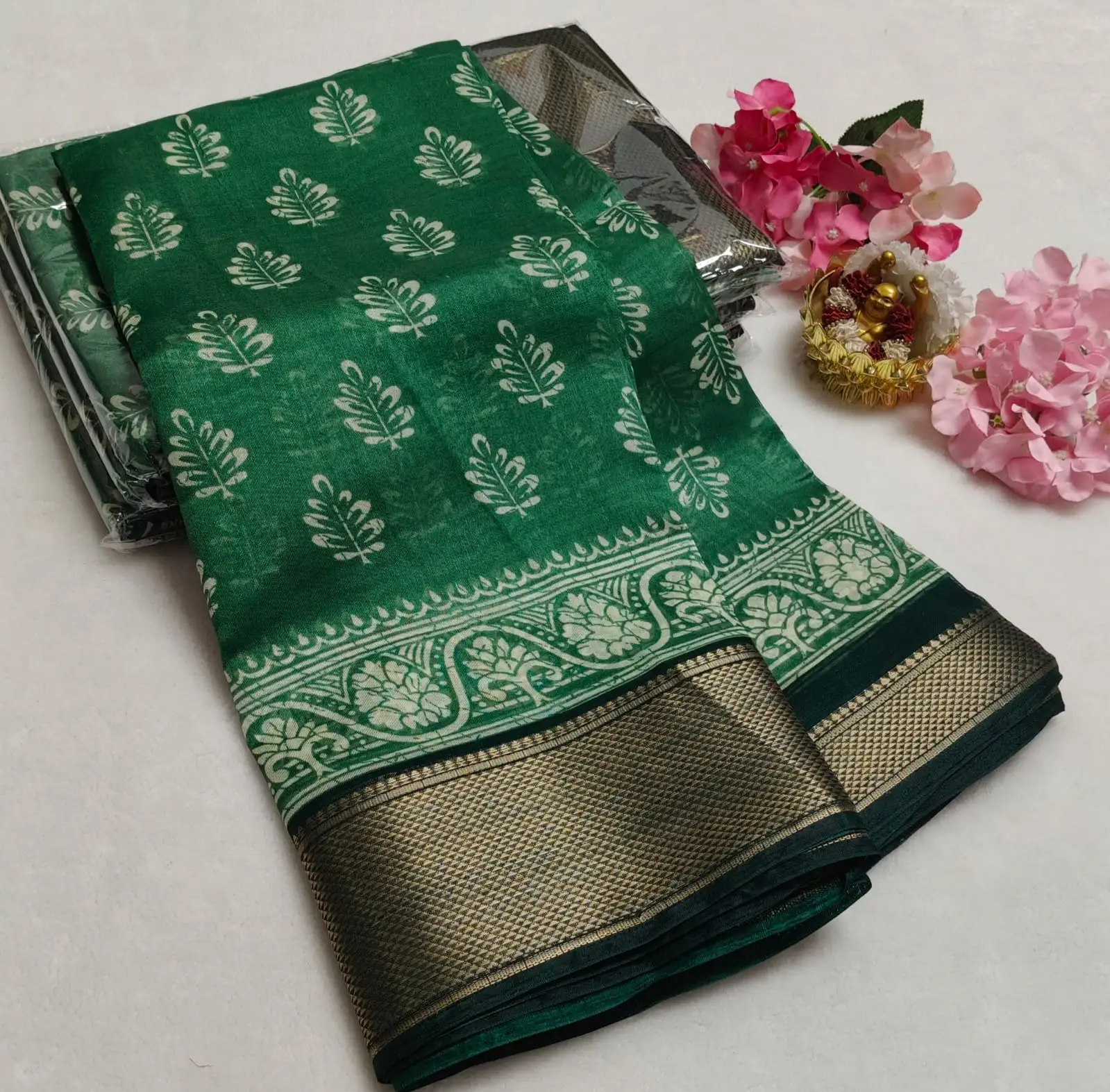 Leaf Butta Grand Banarasi Border Dolla Silk Saree